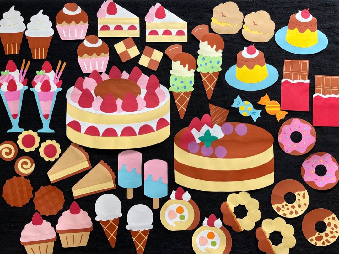 Amazon.co.jp: 壁面飾り2段ケーキ 誕生日 記念日 アニバーサリー 画用紙 : おもちゃ