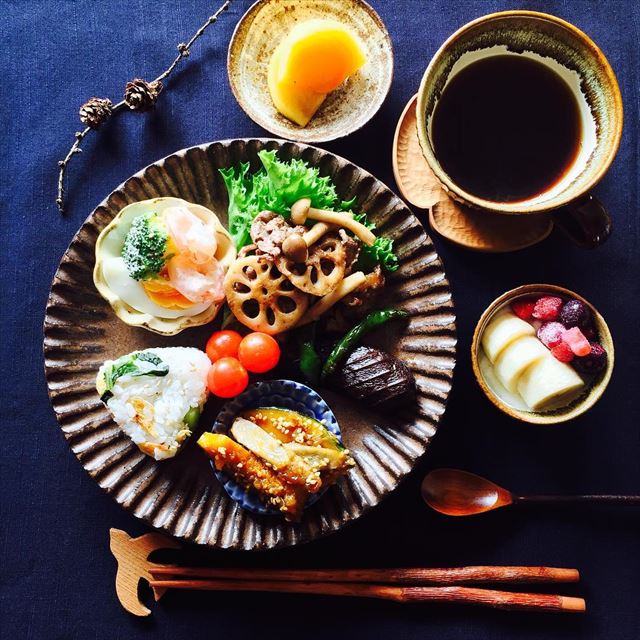 ワンプレート和朝食🌸, こんばんは☺️休日の朝昼ごはんです💞, お気に入りの葉っぱプレートを使って🌱, 献立, 桜海老おにぎり,春菊の胡麻和え, 枝豆の白和え, 鱈の塩麹焼き, だし巻き卵, ごぼうと人参のマヨサラダ, カボチャの煮物, きゅうりの浅漬け, トマト,飾り人参の煮物,和ンプレートワンプレート和朝食あさごはん和んプレート朝食朝食プレート朝ごはん