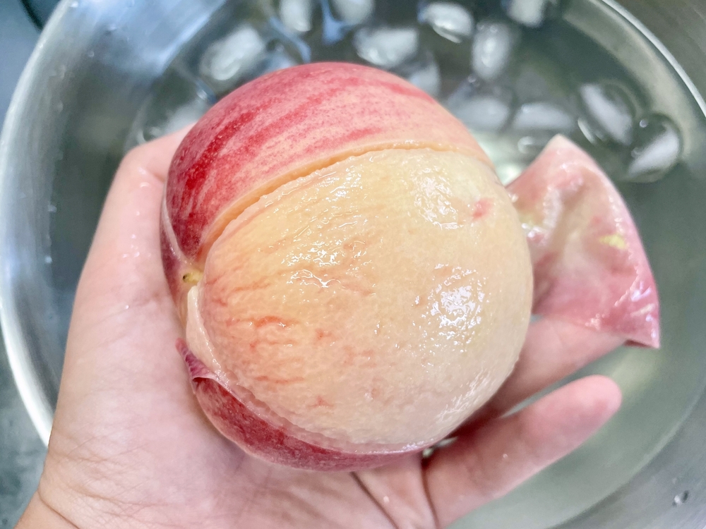 移動販売の桃を買った。種が腐っているのはこういうものなのかなあ？謎A.自由ちゃん