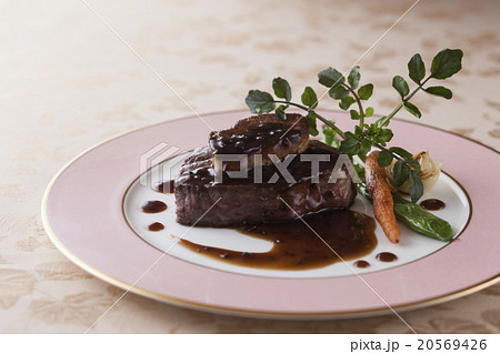 牛フィレ肉とフォアグラのロッシーニ仕立て ソースペリグーアモンダンレストランアモンダンフレンチレストラン豊橋ランチ豊橋ディナー豊橋牛フィレ肉とフォアグラのロッシーニ牛フィレrestaurantcuisinefrançaiserossini