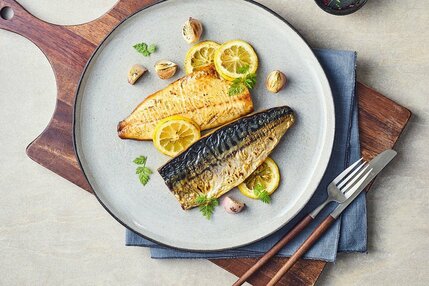 山本ゆりさんのレンジで超トマトカレー。 噂のバズりレシピ材料 4人分鶏もも肉1枚 約250g玉ねぎ1 2個 A カットトマト缶1缶 400g砂糖大さじ1 ウスターソース大さじ1 おろしにんにく チューブ 約2cm おろししょうが チューブ 約2cm カレールウ4かけ