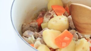 鍋しぎとオムレツ風三角卵焼きのお弁当白ごはん.comの作り置きが心強い！お弁当シリーズ：白ごはん.com