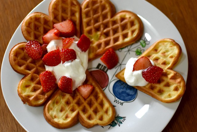 浅草のFuglenでノルウェーワッフル。 ・ 外はカリカリ、中はもっちりのハート型薄焼きワッフル。 あたしがチョイスしたのはノルウェーの朝ごはんの定番ブラウンチーズとブルーベリージャムとサワークリーム。ブラウンチーズ、癖がなくて食べやすかった！ カリむちで甘じ