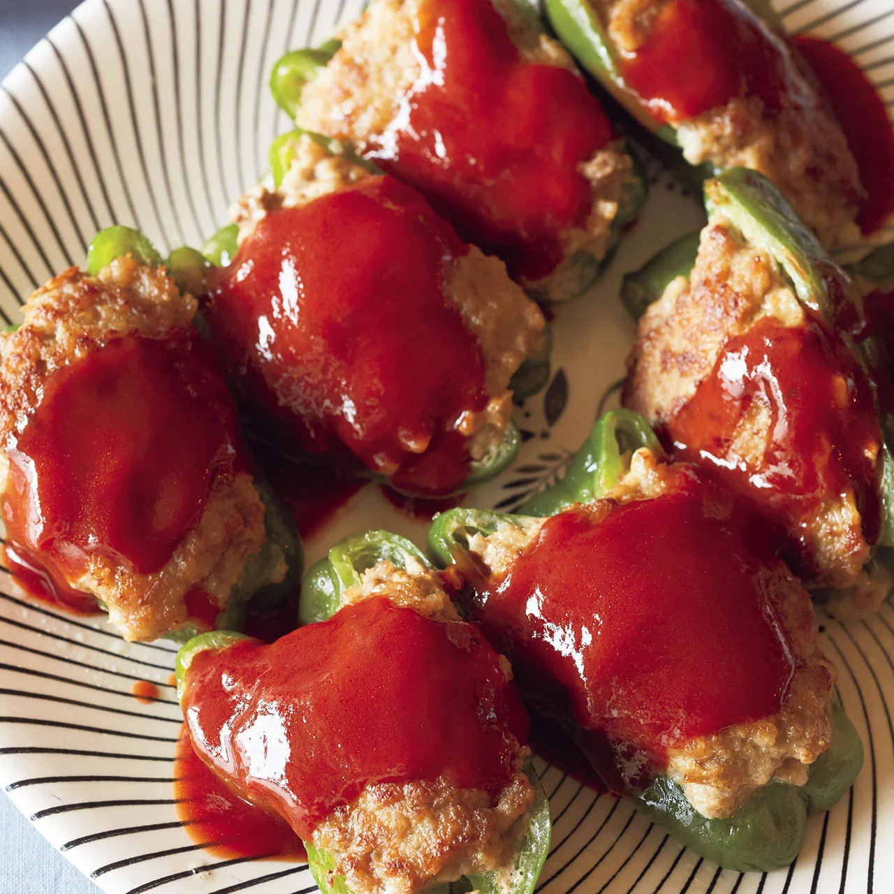 レシピ画像付 ケチャップ生姜ソースのピーマンの肉詰め こんにちは🙋🏻 今日は、人気のピーマンの肉詰めレシピ。色々なタレで作っていますが、やっぱり ケチャップが子どもも大人も食べやすいのかな〜。 ケチャップってフライドポテトがまさになんですが、一度使うと止め