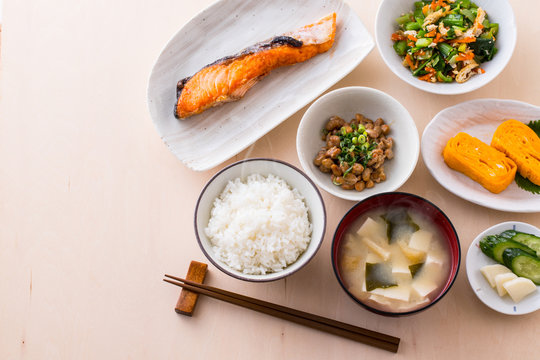 食事をするおばあちゃんの無料イラスト素材ダウンロードかわいい無料イラスト 印刷素材.net