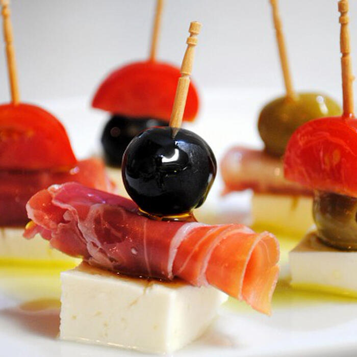 オクラがおいしい季節には欠かせない、人気のおつまみメニュー♪, 友だちとの家飲み会に作ると、毎回大好評🙌, 今年もリピートしまくってます😄🥂,レシピ⬇︎, 〜オクラの生ハム巻き〜,材料 2人分, ・生ハム8〜10枚, ・オクラ8〜10本,・オリーブオイル大さじ1.5杯ほど, ・塩適量, ・黒胡椒適量,作り方 , 1.