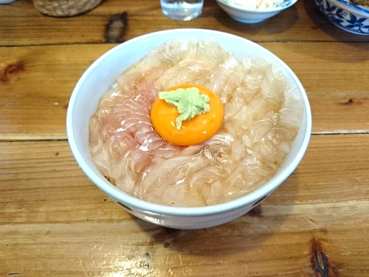 行列覚悟！八戸の人気店「みなと食堂」で平目漬け丼を堪能