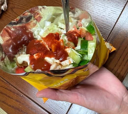 巷で噂の『ドリロコス』！ 作ってみたらメッチャ美味しかった！👍👍👍 ドリロコスはドリトスのの袋の中に直接具材やソースを入れ、混ぜ混ぜしてスプーンで食べるというメキシコのB級グルメ。今回はアボカド、キュウリ、トマト、玉ねぎ、パクチー、ライム、チーズにサルサ