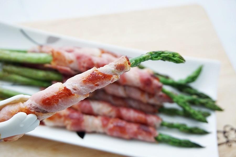 朝ごはんにお弁当にピッタリ！！ 「アスパラベーコンパン」 人気商品のうまいアスパラベーコン巻きをパンにトッピングしてみました。 生地の上に凍ったまま アスパラベーコンを乗せて マヨネーズ＆黒コショウをかけて焼くだけ！！ さっと焼いて朝ごはん、お弁当の一品