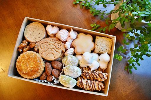 皿からあふれるバレンタイン用のアイシングクッキーの無料の写真素材 - ID.84565フリー素材 ぱくたそ