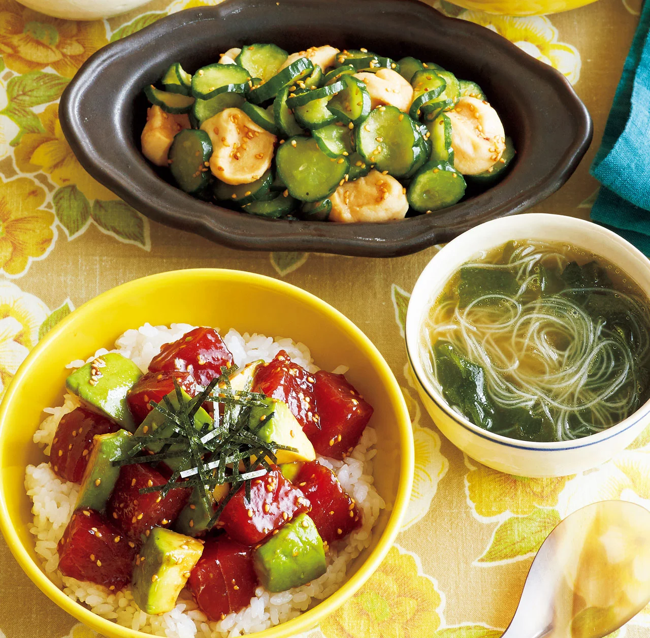 ごはんの記録. 🍴献立🍴 🍀まぐろの山かけ丼 🍀焼きなす 🍀水菜とカニカマのマヨサラダ 🍀コロコロ野菜の浅漬け🍀野菜の味噌汁 大根、人参、小松菜🍀グリーンキウイ . 今日の夜ごはんはまぐろの山かけ丼です。 近所のスーパーがリニューアルオープンして 本 まぐろ