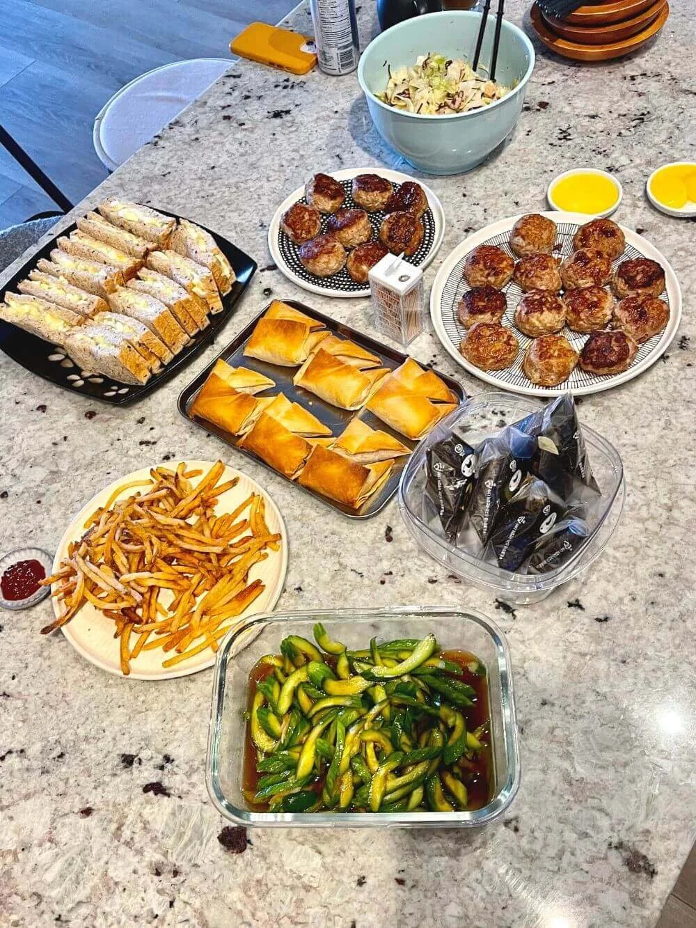 お友達とお泊まりご飯♡ . 最近嬉しいことにお友達が泊まりに来てくれることが多くて、リビングでダラダラしながら食べることが多いです🥰 .リビングはポカポカカーペットも テレビもあってダラダラ食べられて、 こういう食事も好き🫶 . 韓国好きのお友達だったので