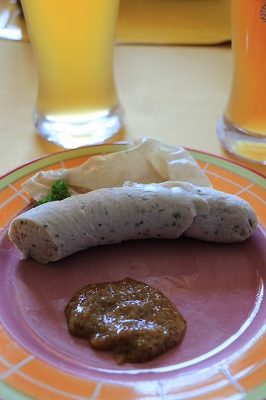 バイエルン名物白ソーセジ”ヴァイスヴルスト”の正しい食べ方ドイツビールライフ