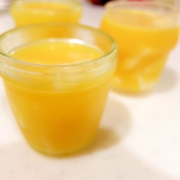 室温ですぐに固まる粉寒天のゼリーは子どもさんと作るのにもってこいのおやつです！好きなジュースやフルーツ、牛乳などで簡単にできるので、いろんな色や味を楽しんでみてくださいね💕