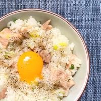 醤油を使わずレンジで出来る 塩親子丼手頃な丼に鶏肉100g、長ネギ1 3本、千切り生姜5g、水大3、白だし大2、塩1つまみ、みりん大1入れフワッとラップし600w4分チン軽く溶いた卵1個入れラップし40秒チン、もう一度軽く溶いた卵1個入れラップし40秒チンし飯に乗せ紅生姜