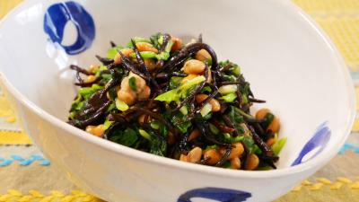 今は冷蔵庫にはモッツァレラチーズしかないんです 大葉の代わりを努められる野菜は🤔わからないけど野菜室に 大和芋、ほうれん草、ナス 、大根しかないんですが、ライスペーパーとモッツァレラチーズは使うとしてあとなにを入れたらよろしいでしょうか🤔 肉はハムと