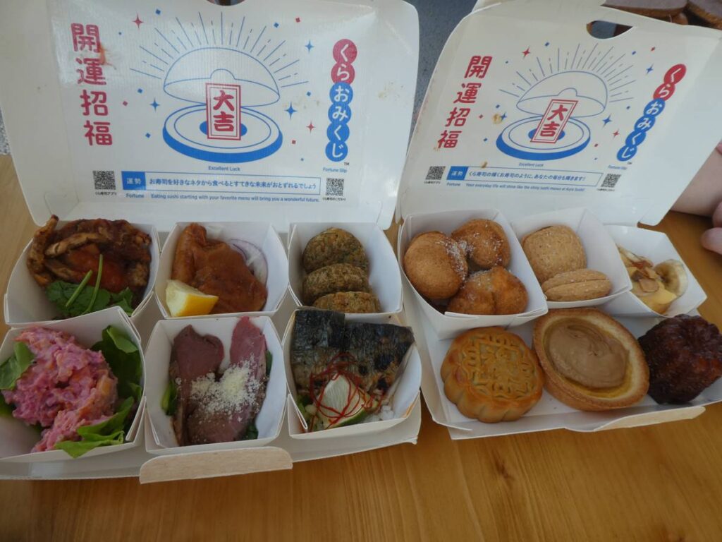 ✨テイクアウトなら「くら寿司」！✨連休はくら寿司のテイクアウトで おうちdeくら を楽しみましょう♬『大サービスセット』は「まぐろ」「焼きはらす」 など人気ネタ50貫を詰め合わせて 500円 税抜 もお得な お持ち帰りセットです。 『おうちでくら寿司セット