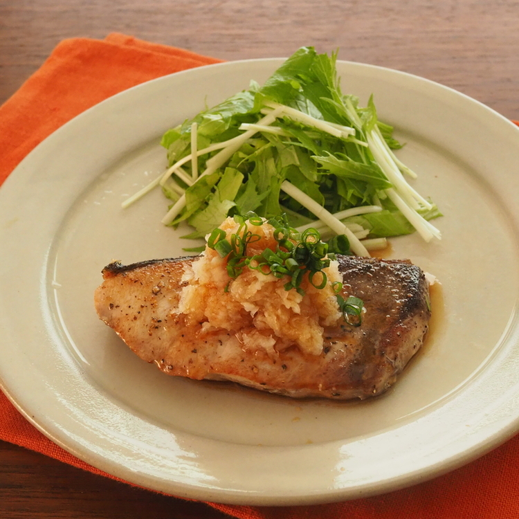 ぶりのガーリックソテー＼液体塩こうじでふんわりジューシー♪