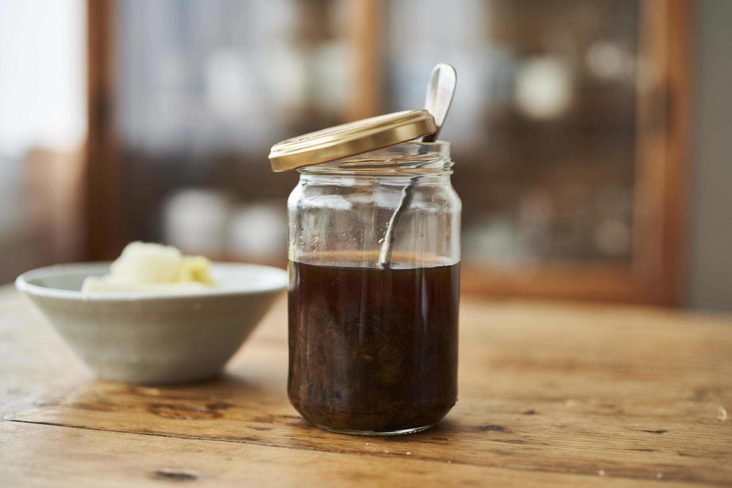 これからの季節に欠かせない「ぽん酢」実は簡単に手作りできるんです ◯無添加で、フレッシュな柑橘でつくる まろやかで美味しい自家製ぽん酢。料理したくないけど、滋養のあるものは食べたいときに！ たっぷりの野菜とお肉を茹でて、ぽん酢につけて食べるだけで満たされる。わたしも料理がしんどい日に、何度救われたか🤭きっとみなさんの、これからの食卓のお守りになってくれるはず。