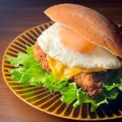 ドムドムの『イカデビルバーガー』赤羽でも食べられる。秘密組織「ショッカー」イメージの真っ黒なハンバーガー！！！赤羽マガジン