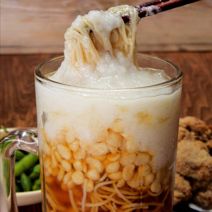 梅しそ豚ジョッキ麺 梅干し、しそ、大根おろしでさっぱりしてて夏バテしたときに食べるのが最高