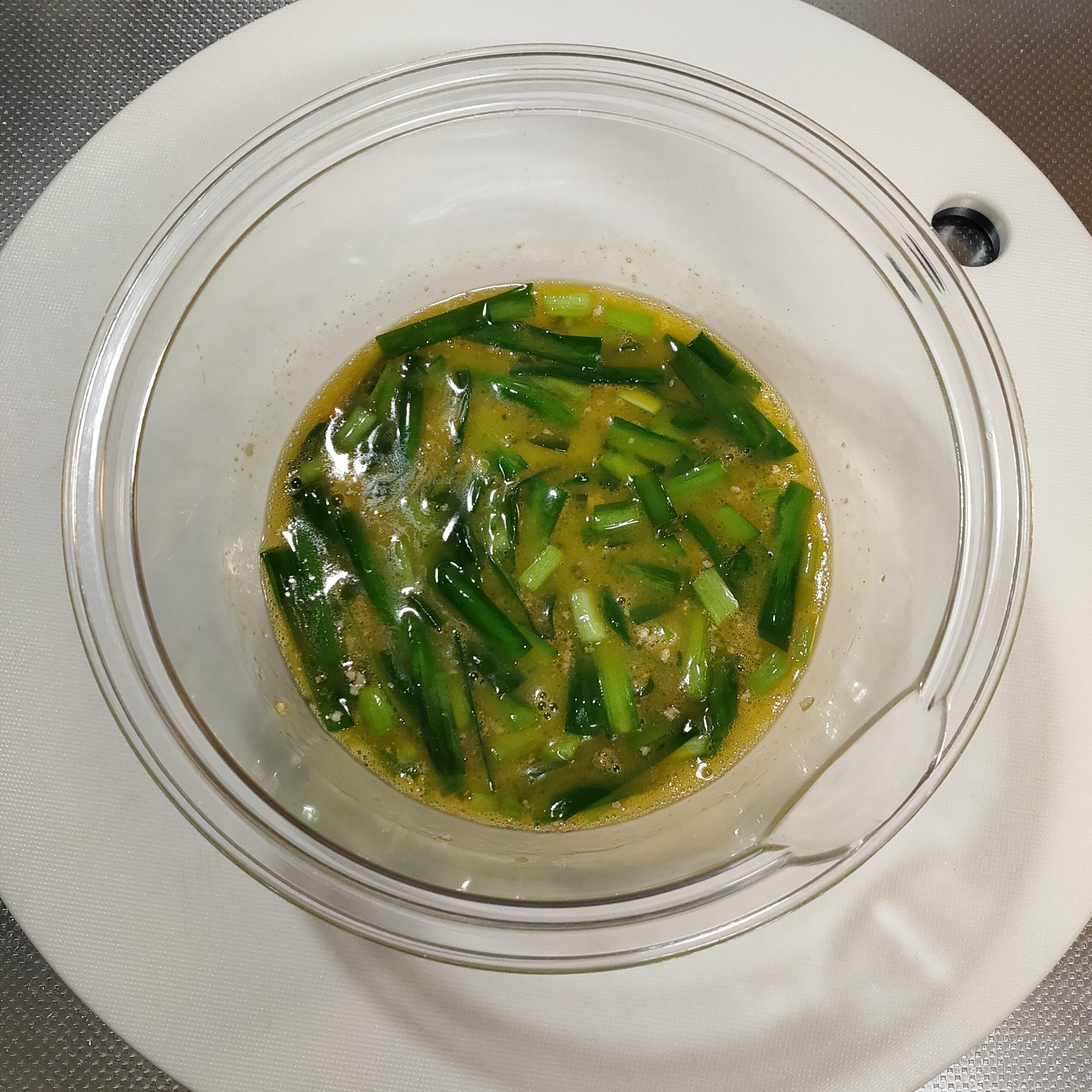 料理研究家・リュウジの簡単やばうまレシピ「ニラ釜玉うどん」となりのカインズさん