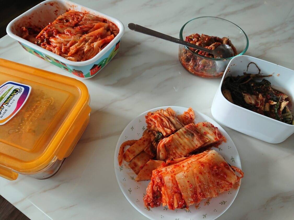 ポッサムの韓国人気レシピ。柔らかい茹で豚・蒸し豚にキムチとタレを添えてカライチ