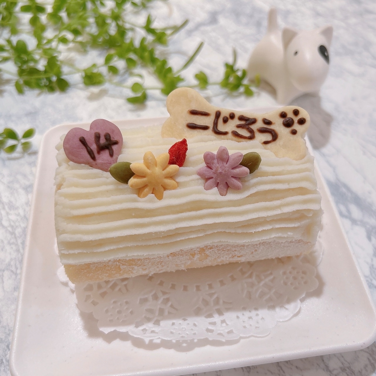 ワンちゃんケーキ🐶 かわいい犬の形をしたデコレーションケーキです。 生クリームとクリームチーズを贅沢に使用し、まろやかな口当たりと風味豊かな味わいが特徴です💛見た目も味も愛らしさ満点のケーキで、ワンちゃんへの愛情を表現するのにぴったりです。 大切なペット