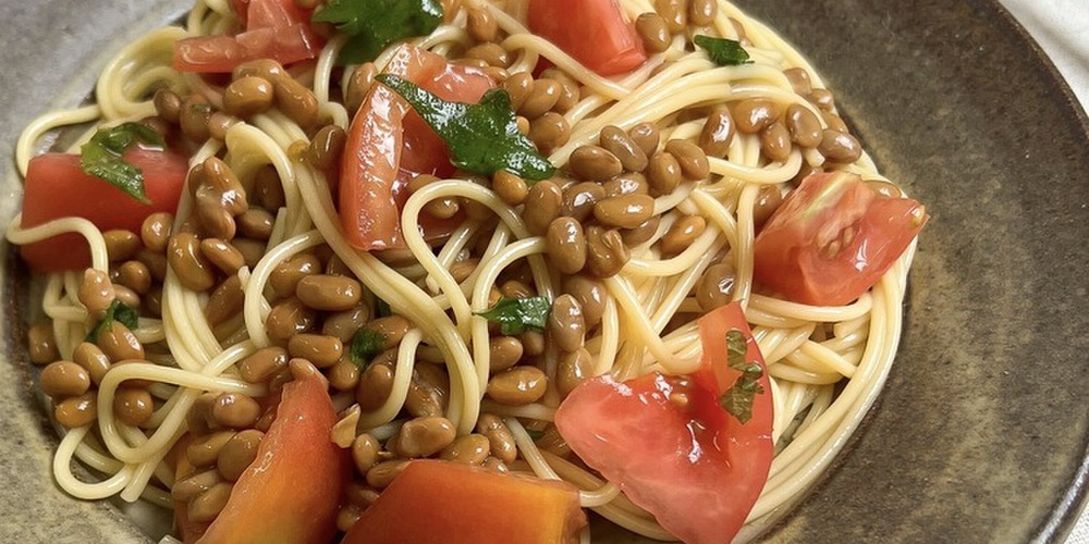 料理家さんの納豆レシピ「トマトとガーリックの納豆パスタ」 - 北欧、暮らしの道具店