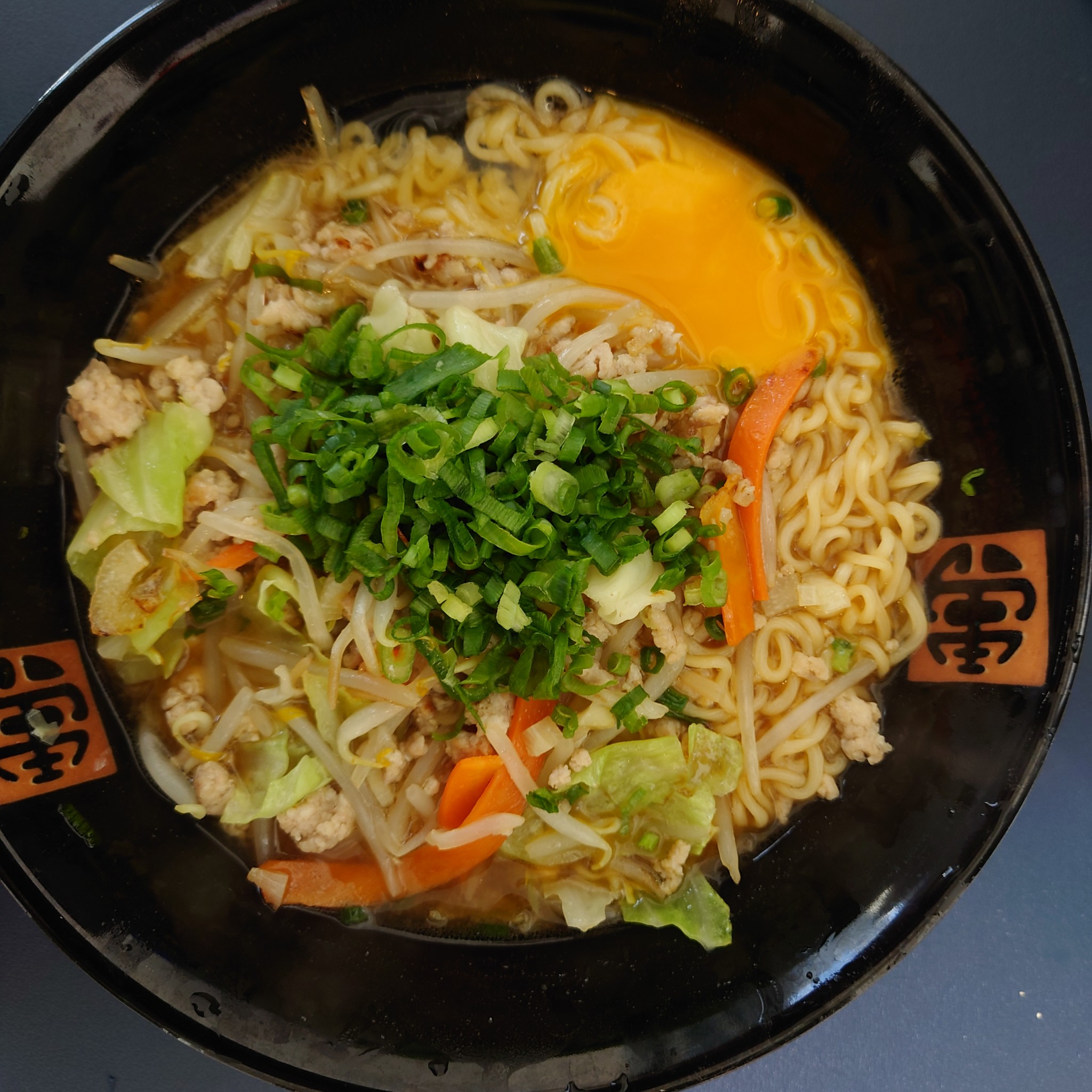 味噌ラーメンを作りました *´ω`*スープはあえて濃いめに作りました 味の調整の為に麺の量も丁度良かったし、やや濃厚な味わいでした！挽肉やコーンを加えるととても美味しく感じられます ただ食べ始めは麺が固まってて解すのがちょっと大変だったかも💦味噌
