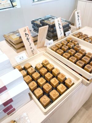 Sweets menuAOYA CAMPAGNE アオヤカンパーニュ老舗和菓子店｢蛸屋｣の新ブランド。アンコバーを始め、隈最中 隈もなか 、ハトムギアイテム他。建築の巨匠隈研吾氏によるアーキテクチャスタイル。栃木県小山市