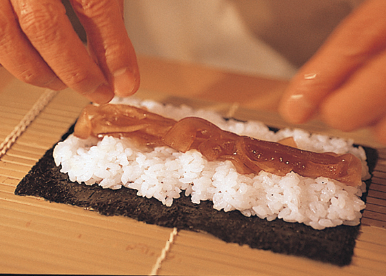 かんぴょう巻き Seasoned Gourd歌舞伎町で寿司のテイクアウトとデリバリー東京寿司 ITAMAE SUSHI 新宿東宝ビル店