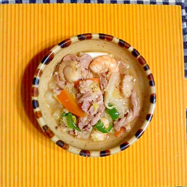 中華スープに八宝菜をのせた蒟蒻うどん