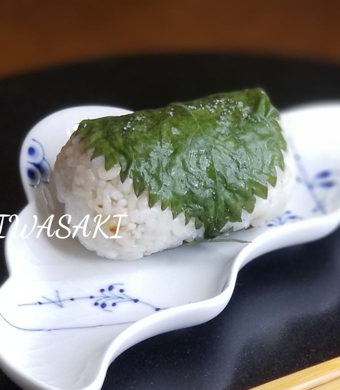 夏の間たくさん青紫蘇 大葉 を収穫させてもらいました。, ありがとう、大葉さん。, そして今はその青紫蘇が花を咲かせて実になりつつあります。,花後が収穫の時期🫡, ピューっと手のひらで収穫していきます。, 今年は 紫蘇の実の塩漬け を作ってみましたよ。, キレイに水で洗汚れを落として、,さっと湯掻いて, 水分を切って, 実の20パーセントの塩を混ぜて保存。, おにぎりに混ぜたり、,