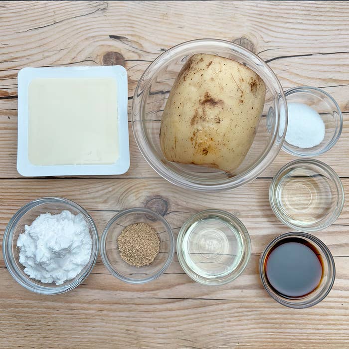 🍴もっちもち れんこん豆腐あんかけ🍴レシピ掲載-—————————————————材料1本レンコン 100g 青ネギ4本くらい 豆腐 150g 鰹節 4g しょうが 1カケすりおろし 塩 小さじ1 3 片栗粉 大さじ3 <餡> だし汁 200ml 醤油 小さじ2砂糖 小さじ1 みりん 小さじ1