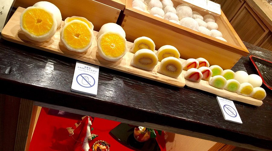 涼しげなお茶と苺大福』by カフェモカ男 : 菓舗 カズナカシマ菓舗 KazuNakashima - 北鉄金沢 和菓子食べログ