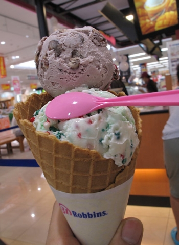 サーティワン、限定フレーバー「スノーマンゴ」- “真夏の雪だるま大作戦！”も同時スタート - ファッションプレス