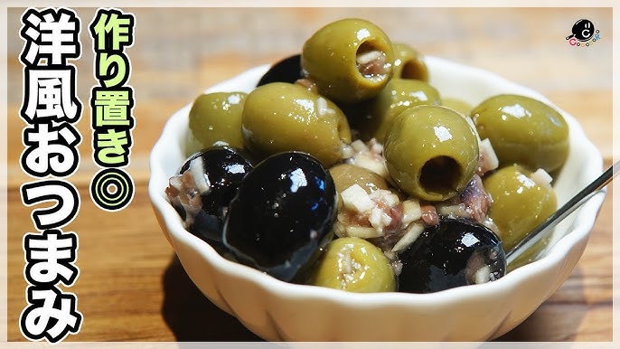 ベランダで育ててるロシアンオリーブに赤い実がたくさんついたのでテーブルにも少し飾りました。ジャムにしたりして食べれるそうです😊 .ロシアンオリーブ猫と暮らす猫のいる暮らし暮らし 日々のこと