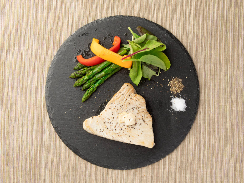 マグロのガーリックステーキ丼 焼き加減最高！夏のスタミナ飯