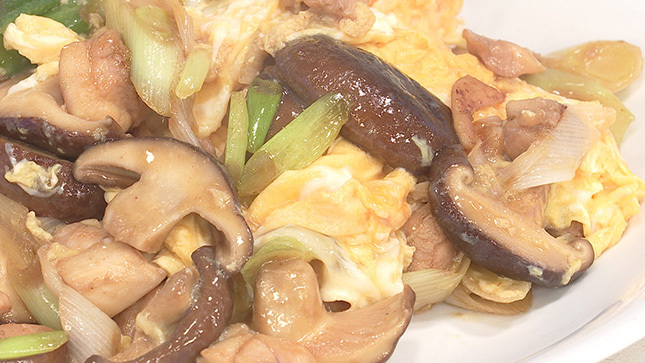 05 dinner炊飯器でカレーピラフ 玉ねぎ 人参 ゆで卵椎茸の焼き 茎 ちくわ豆腐とトマトの豆苗と桜えびの炒め物里芋のそぼろ煮 妹から 高野豆腐の卵とじ妹から 焼肉屋さんのわかめ みぃにゃんSnapdish スナップディッシュID:51rara