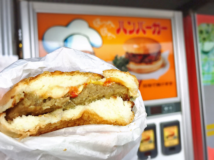 自販機大好き *^^* 『いじりやハンバーガー』の自販機が尼崎にできたって聞いたから、さっそく買いに行ってきました！しかし、ハンバーガーの自販機 より、隣の自販機の方が気になったなぁ ^^;はっぴーシニアらいふ