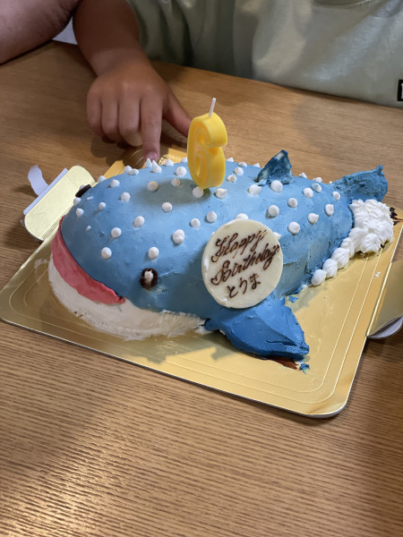 通販ケーキで、深海のイメージ仕上げで、ご指定の深海魚を立体でトッピング大阪市東住吉区パティスリーデコ