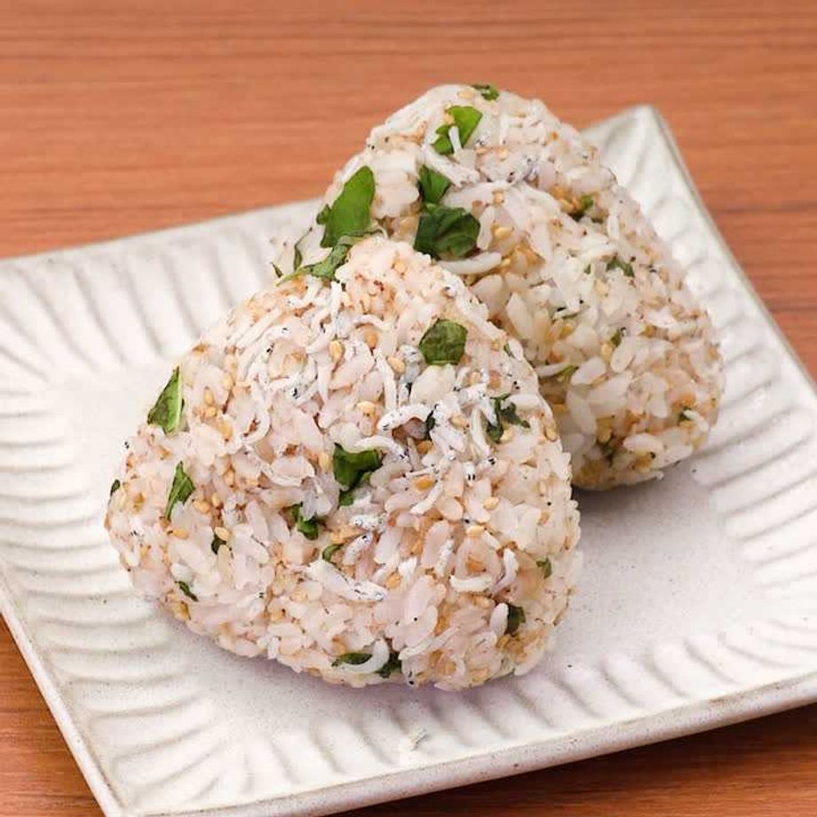 ONIGIRI🍙 しらすとお庭の大葉を摘んで、あまってたゆかりを混ぜておにぎりにしてみました🙌料理 レシピ, レシピ, 料理