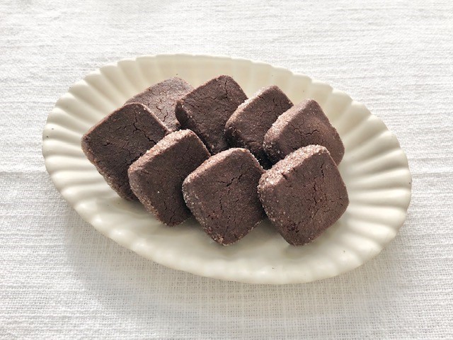 材料はシンプル！コロコロまるめるだけ♪「メロンパンみたいなココアクッキー」の作り方