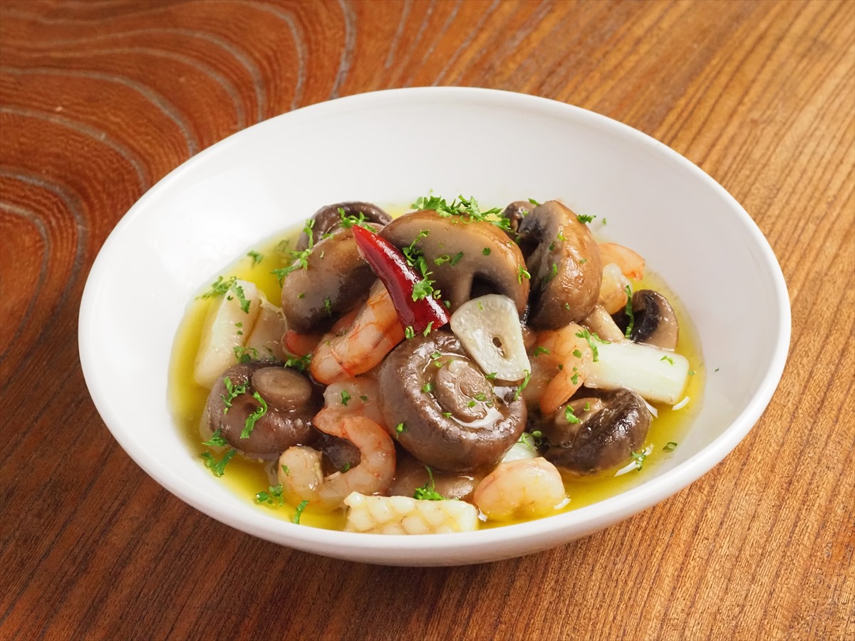 今回は「スモーク香る魚介たっぷりアヒージョの作り方」のご紹介💁‍♂ 食材にしっかりと燻製の香りが付き魚介の出汁が出たオイルをたっぷり含んだ絶品 アヒージョ👍 是非、試してみてください！enro_outdoorenro_smokerキャンプキャンプ飯キャンパ