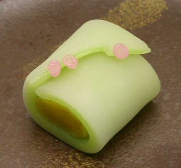 12月 上生菓子 初雪 練り切り、粒あん入り1 火11時30分現在 ・椿もち ・練り切りの寒椿、冬ぼたん 販売終わりました。練り切り 初雪 wagashi栃木県 矢板市 和菓子 クリスマスツリー クリスマス