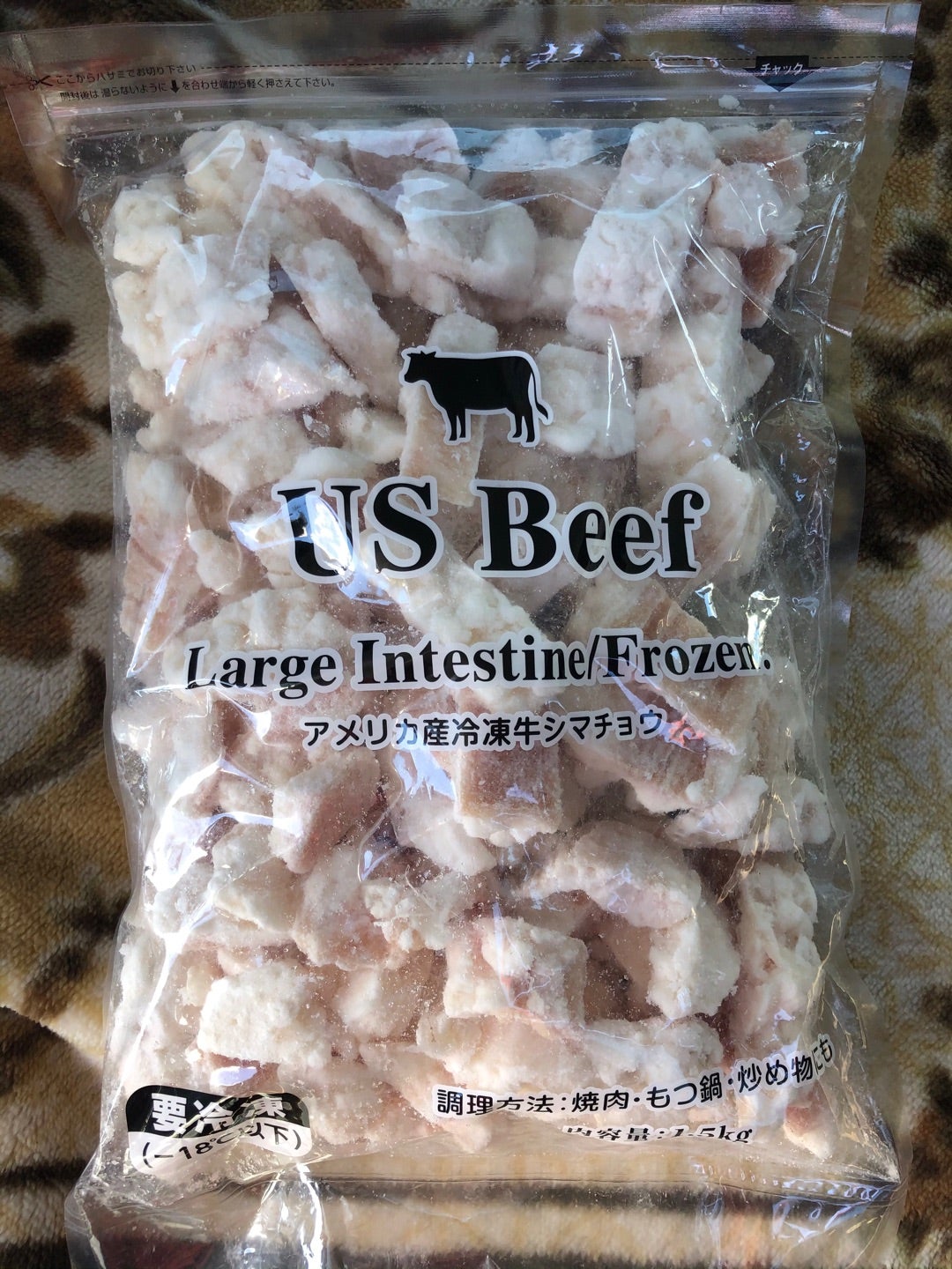 巨大冷凍牛シマチョウ。🐂🐂🐂ずっと気になってたんだけどなんせデカかったもんでなかなか買えず、腹が減ってコストコ行っちゃったタイミングでもう何でも良くなっちゃって購入💰️めんどくせぇの塊のM子は下処理しないでぶっ込んだけど、モツ特有の臭いや脂が気になる