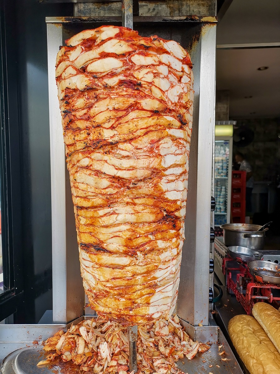 有名ケバブ店が一堂に「ケバブグランプリ」が新宿大久保公園で、日本最大級“300kg肉塊”やトルコ酒も - ファッションプレス