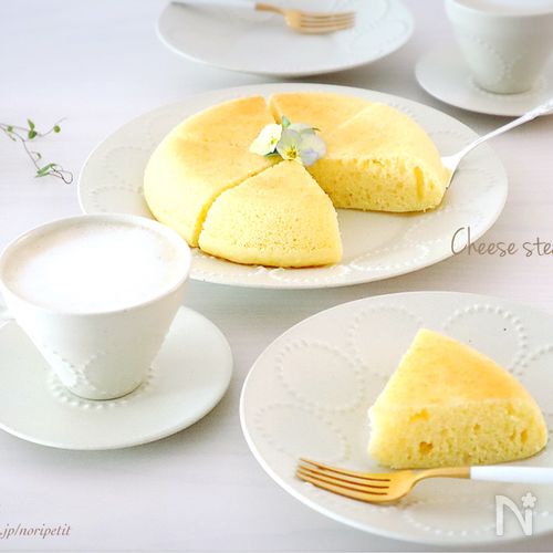 炊飯器で作れて、至福の美味しさ😇 ﻿ 「炊飯器シフォンケーキ」﻿ ﻿３合炊き炊飯器使用 ﻿ ﻿ ・ホットケーキミックス 70g・卵3個・グラニュー糖 大さじ6 卵黄・卵白 各大さじ3つづ ・牛乳 大さじ3・純白ごま油 サラダ油 大さじ3﻿ ﻿ ◎HMをふるいにかける→卵を卵黄