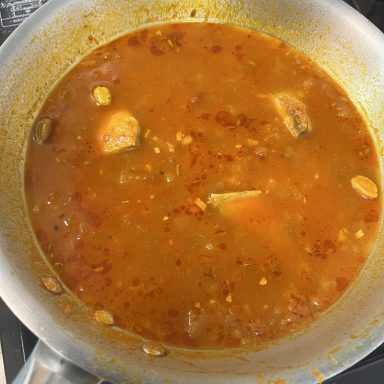 簡単コク旨なエビのココナッツカレーのレシピ アボカドペーストを添えて– スパイスフルライフ